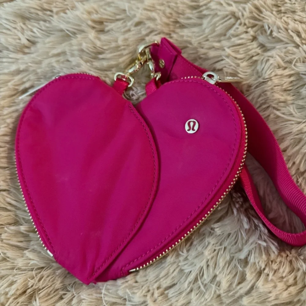 LULU LEMON DUAL POUCH WRISTLET HEART 🩷 - Picture 4 of 6